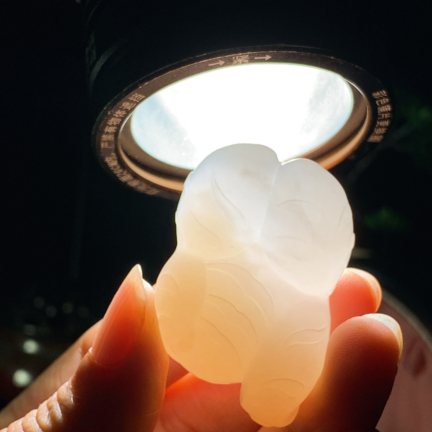 和田玉白玉藕粉虎虎生威老虎挂件 尺寸45/28/18重35克。玉质细腻油润。手推出油。佩戴高端典雅。lt260929