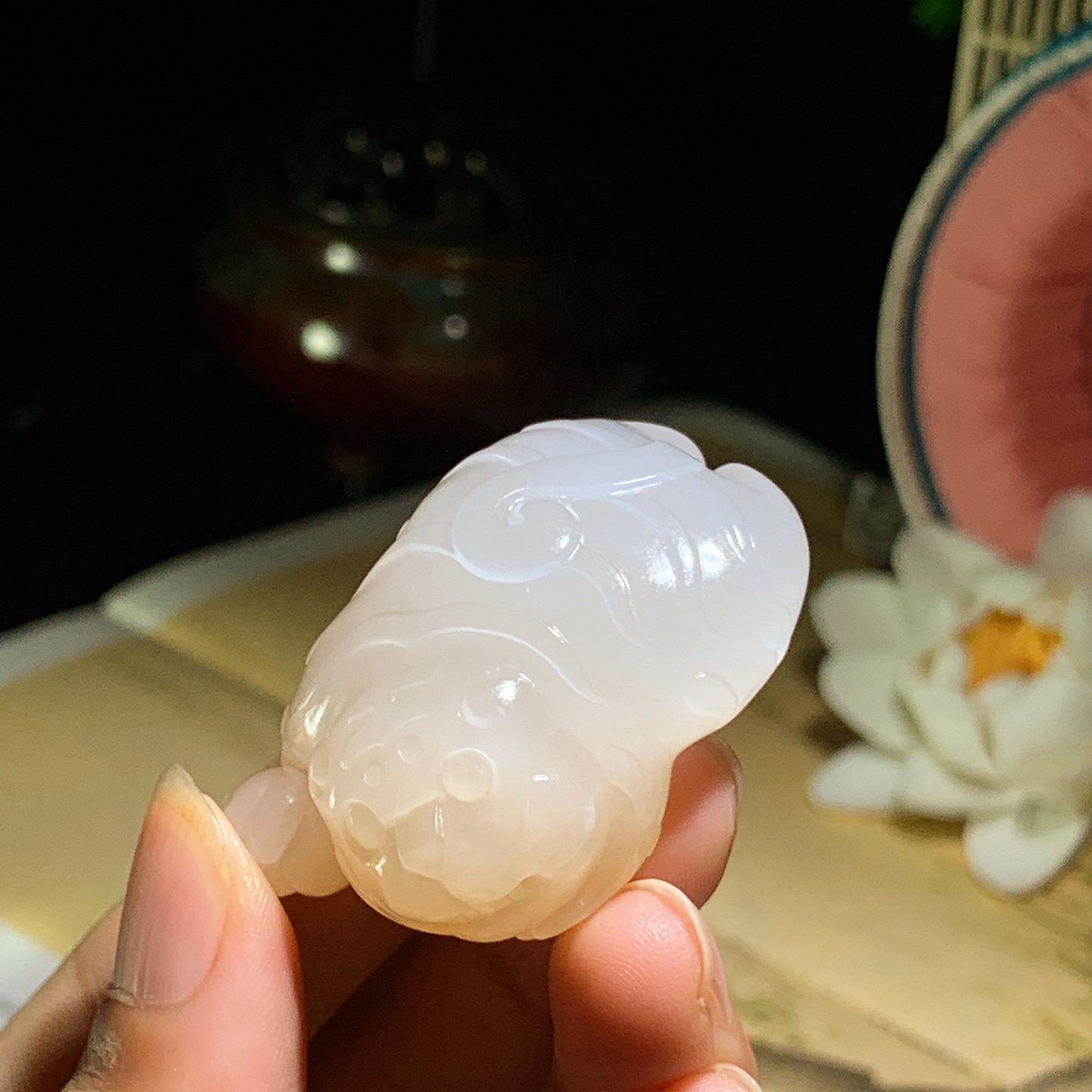 和田玉白玉藕粉虎虎生威老虎挂件 尺寸45/28/18重35克。玉质细腻油润。手推出油。佩戴高端典雅。