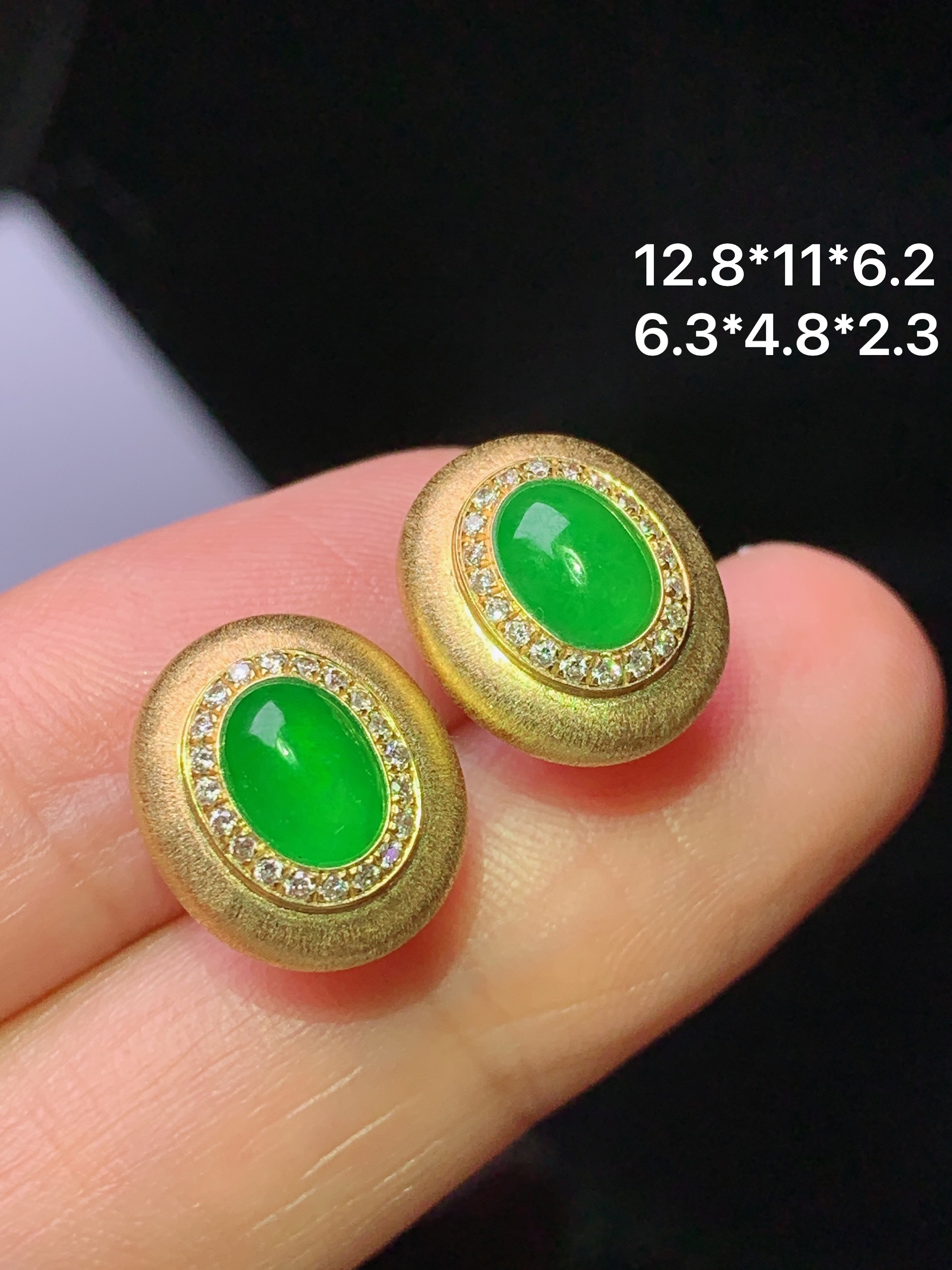 18k金钻镶嵌冰阳绿吊坠 玉质细腻 色泽艳丽清新 水润亮眼 整体尺寸12.8*11*6.2 t3