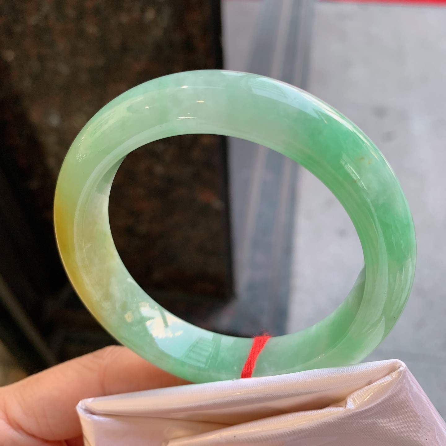 正圈双彩 表皮微瑕疵 尺寸：55.2/12.8/9.3 特色料子