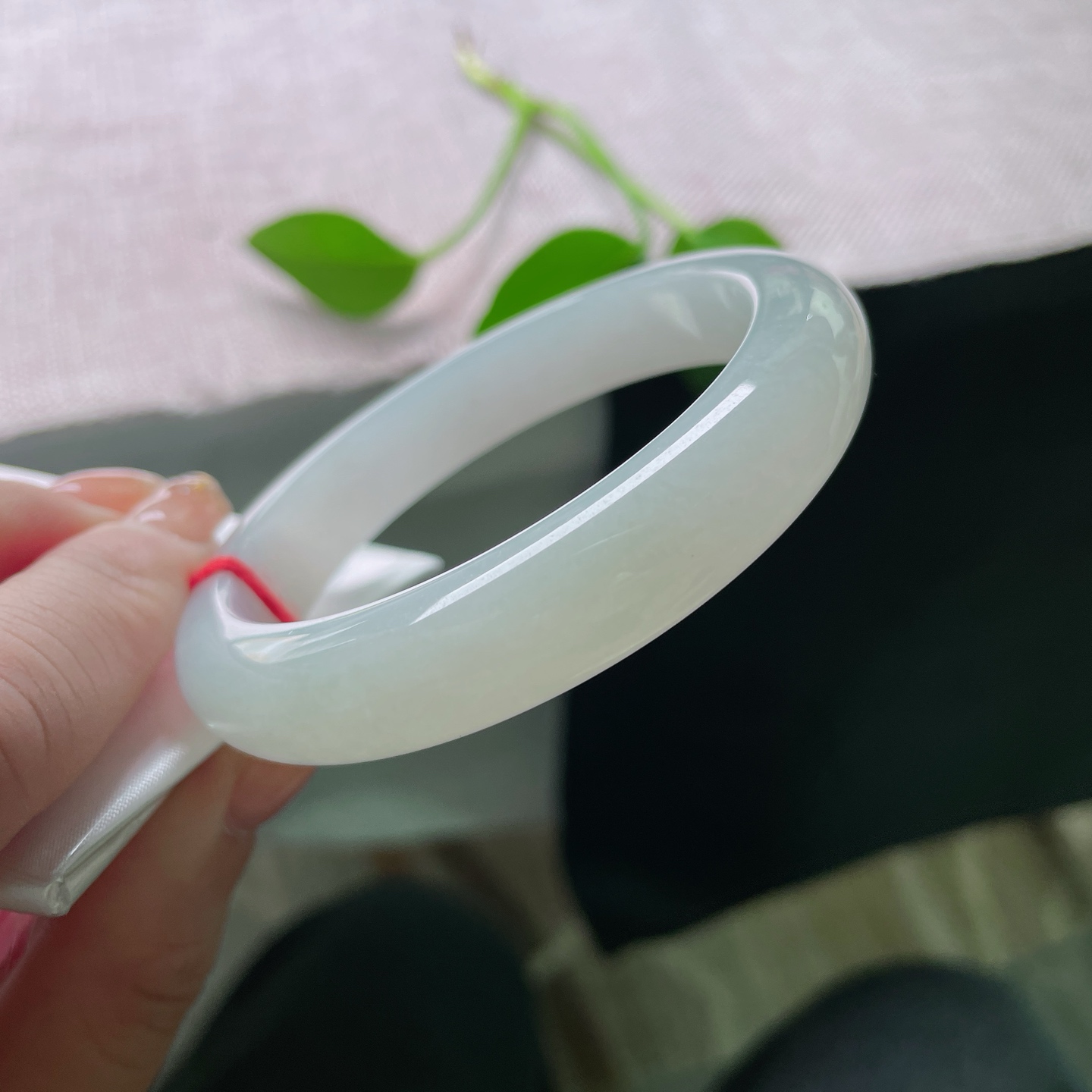 56.5/12/8.4淡绿正圈，料子细腻干净，清丽脱俗，百搭款，种老，无裂。ss57416a