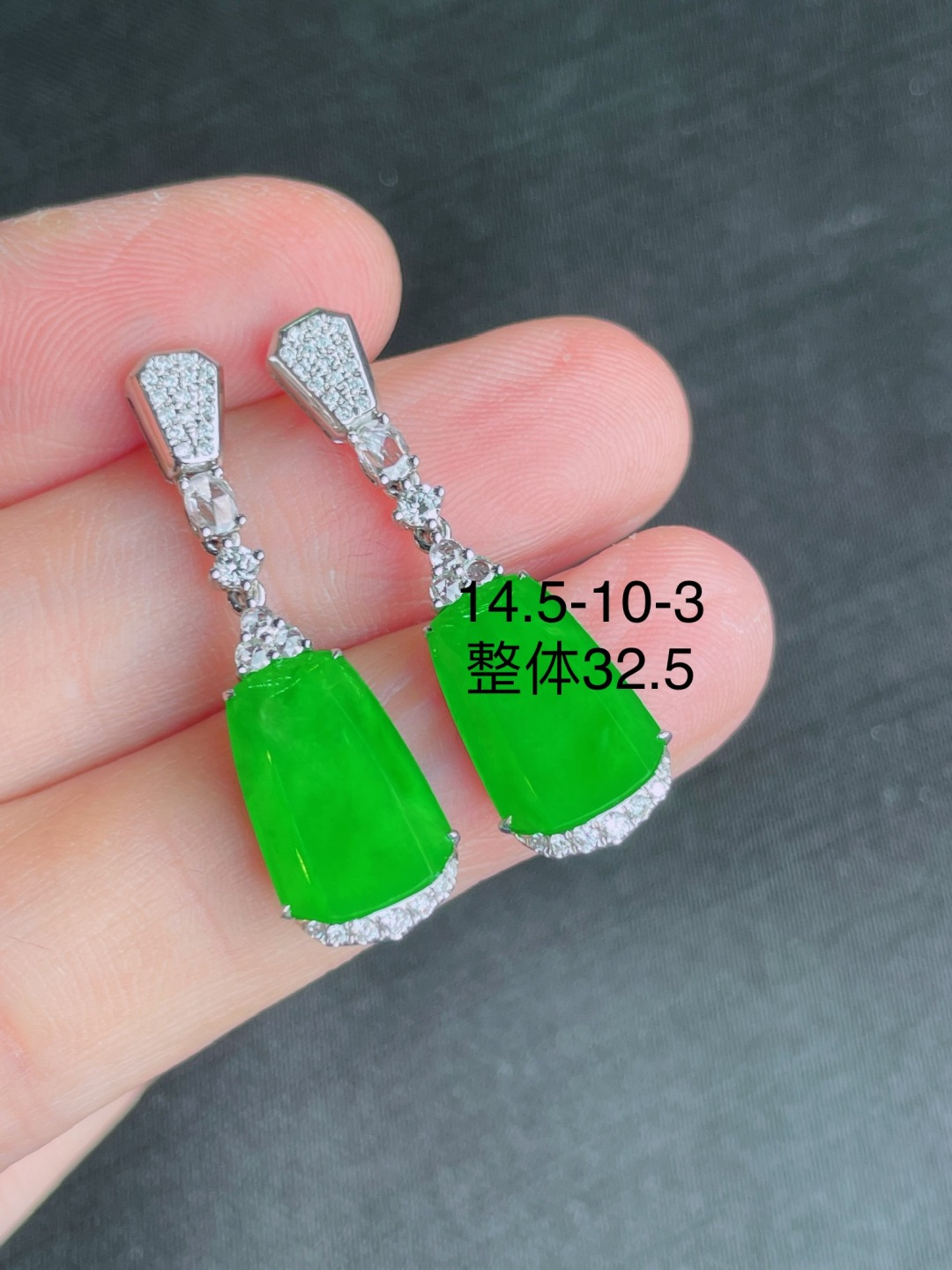 ️高冰绿无事牌耳坠，晶莹剔透，新颖时尚，无裂，14.5-10-3