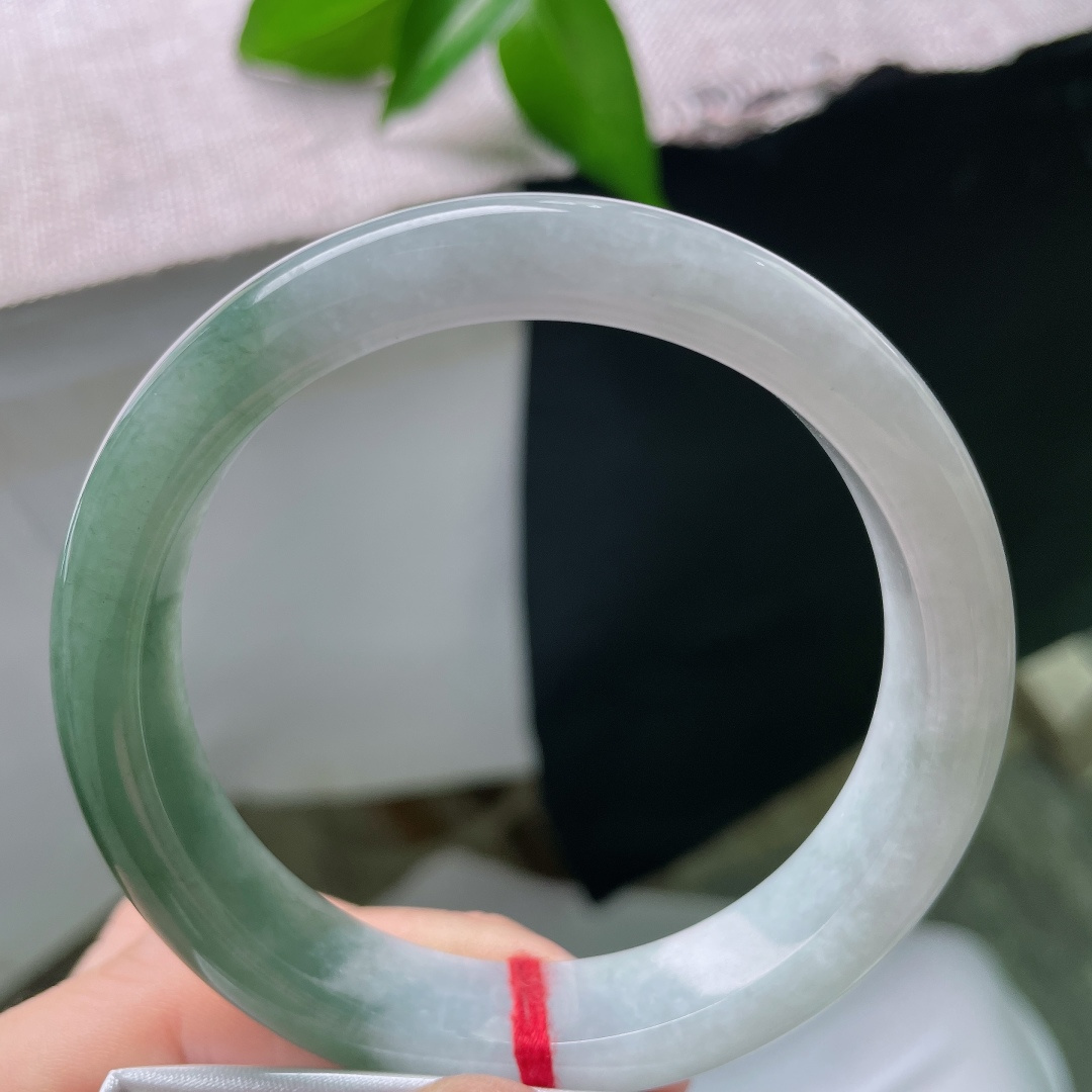 58.5/12.6/8.2，油青正圈，皮纹，底子细腻，柔光内敛，一半是纯净浅白，一半是浓郁油绿色，天然分界古典美感，ss57410a