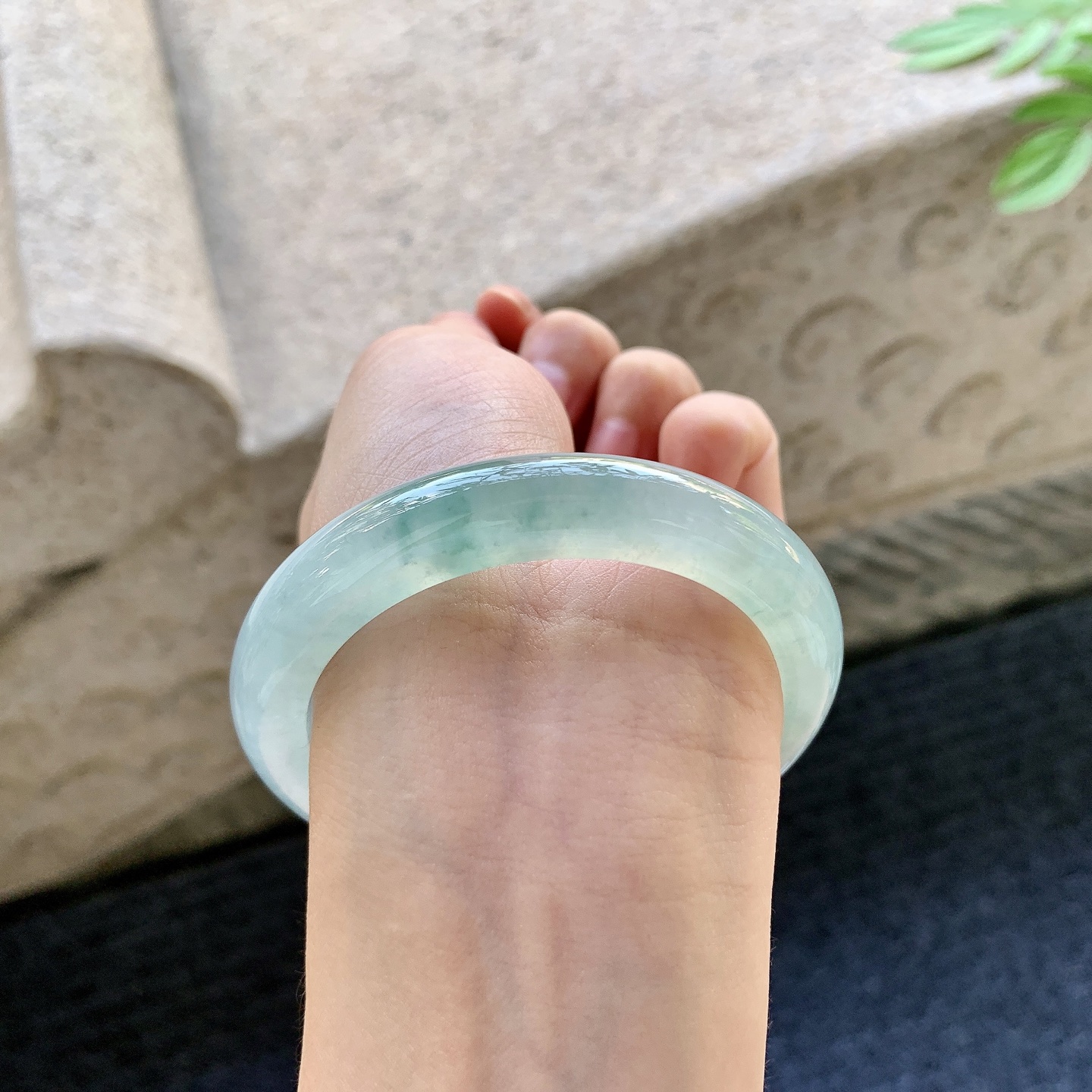 正圈53 54 圈口54.6/11/9.2 编码C5093031 冰糯晴绿，水润，种老，细腻，打灯有絮线