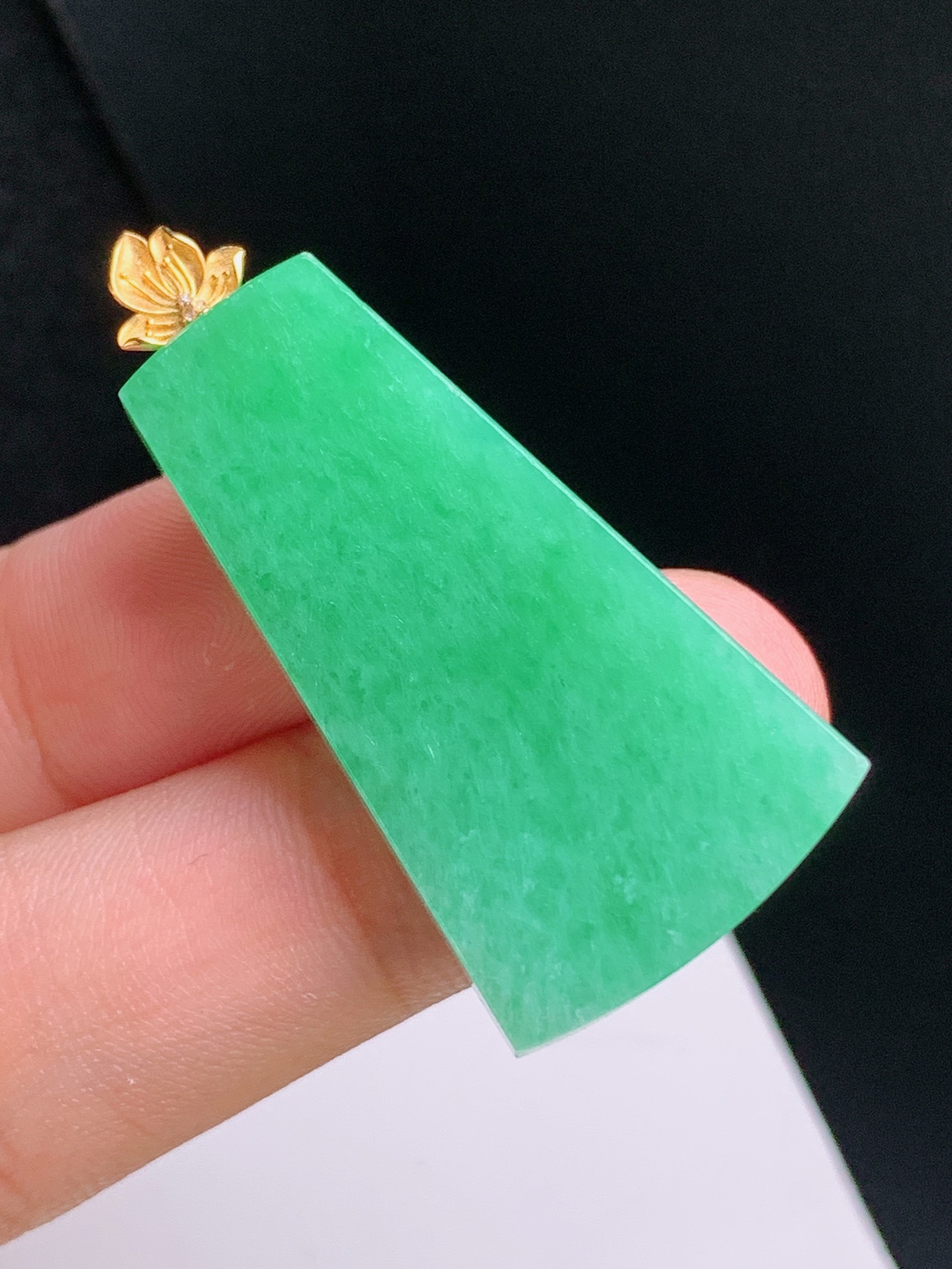 ️ 冰飘绿方牌吊坠，色匀浓郁，玉质细腻，版型规整 裸石35.5-19.2-5 整体40.8 47