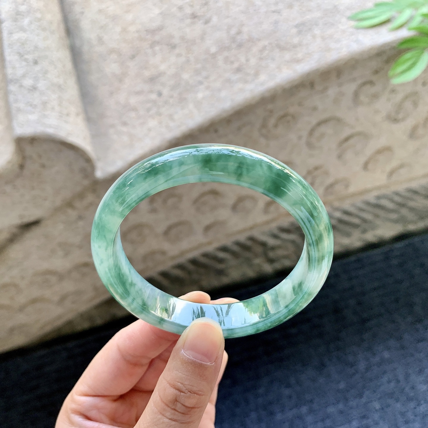 正圈56 57 圈口57.4/12.3/8.1 编码HJ093012 细糯飘花，水润，种老，细腻，无裂
