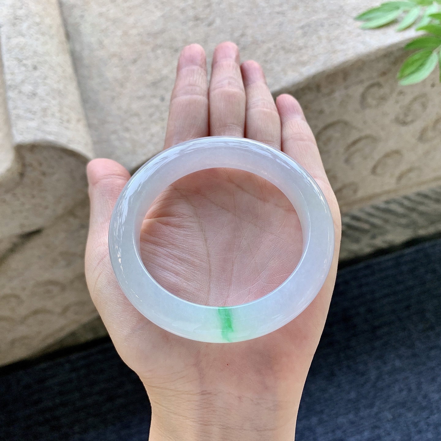 正圈53 54 圈口54.5/11.3/9.6 编码LZ093021 糯冰粉底飘绿，水润，种老，细腻