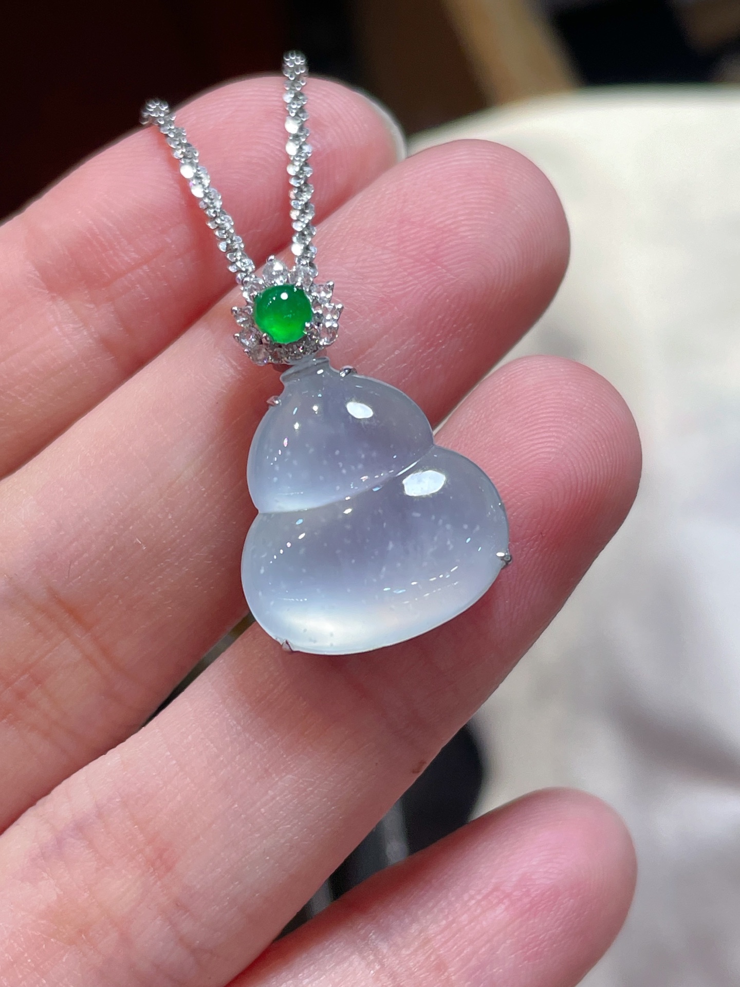 ️翡翠冰种葫芦吊坠，起荧光，种水好好，裸石很饱满，专挑好品相，18k镶嵌，17.5-15.8-3.5
