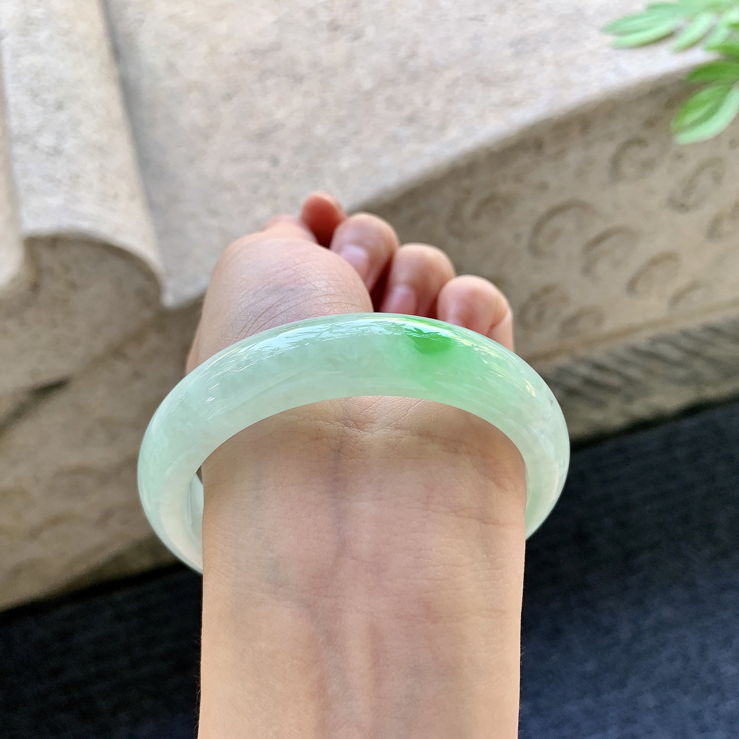 正圈58 59 圈口58/13.4/8.5 编码BA093047 糯冰飘绿，水润，种老，细腻，打灯有晶体结构