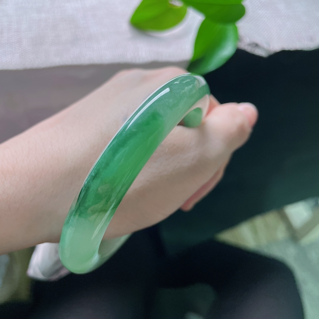 60.6/10.8/10油青正圈，无裂，半山半水平安镯，一半清浅湖绿，一半浓墨翠色，层次富有意境。ss56763a