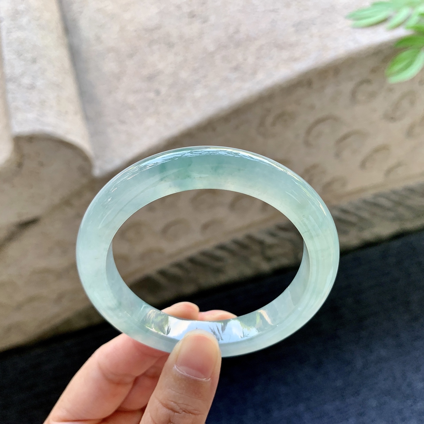 正圈53 54 圈口54.6/11/9.2 编码C5093031 冰糯晴绿，水润，种老，细腻，打灯有絮线