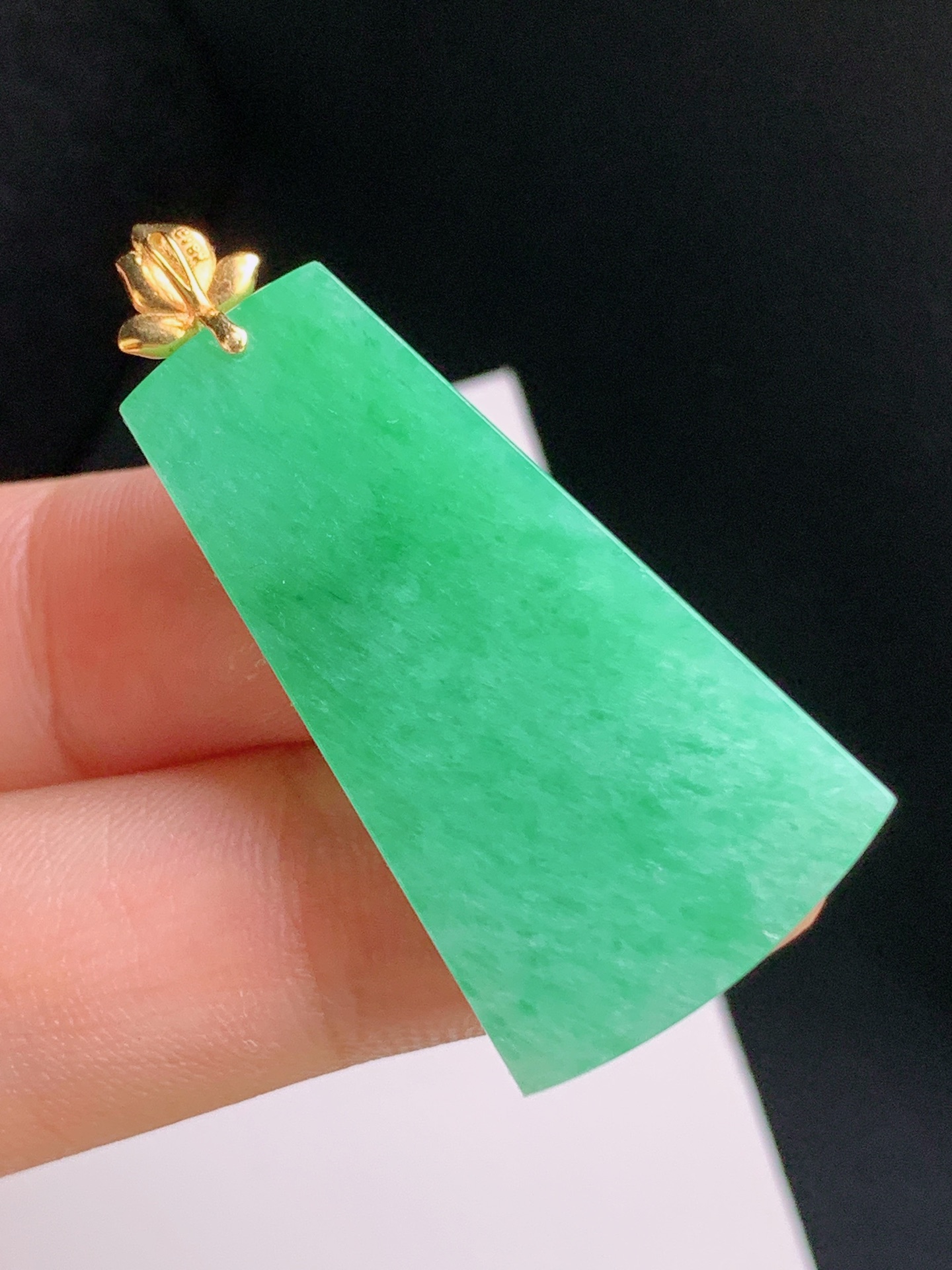 ️ 冰飘绿方牌吊坠，色匀浓郁，玉质细腻，版型规整 裸石35.5-19.2-5 整体40.8 47