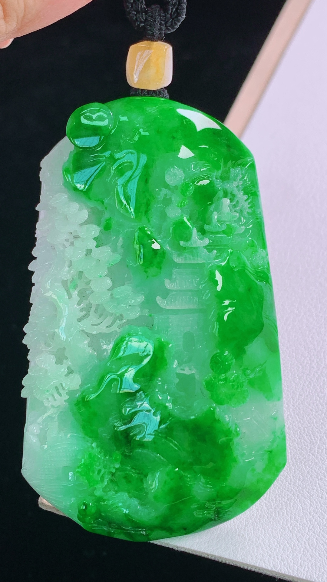 阳绿山水牌 色泽明艳，雕工精湛，无裂 尺寸:71.4-43.8-15.0mm 27
