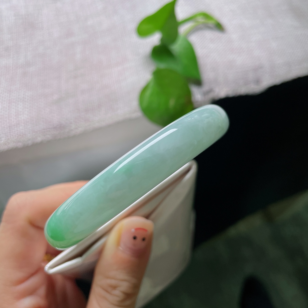 57.4/11.7/8.5，飘绿正圈，皮纹，大片鲜翠绿意铺满镯身，鲜亮翠色衬得玉底清润灵动。ss58631a