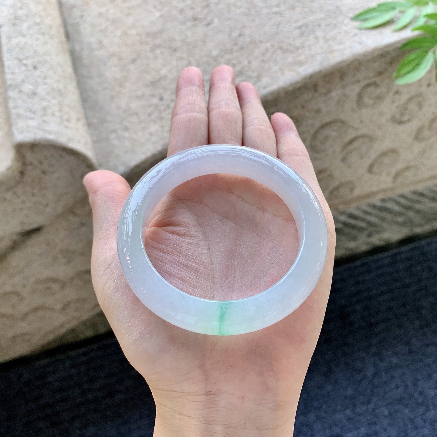 正圈53 54 圈口54.5/11.3/9.6 编码LZ093021 糯冰粉底飘绿，水润，种老，细腻，打灯有棉线