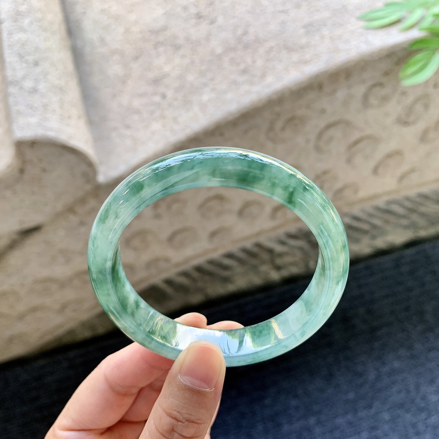 正圈56 57 圈口57.4/12.3/8.1 编码HJ093012 细糯飘花，水润，种老，细腻，无裂