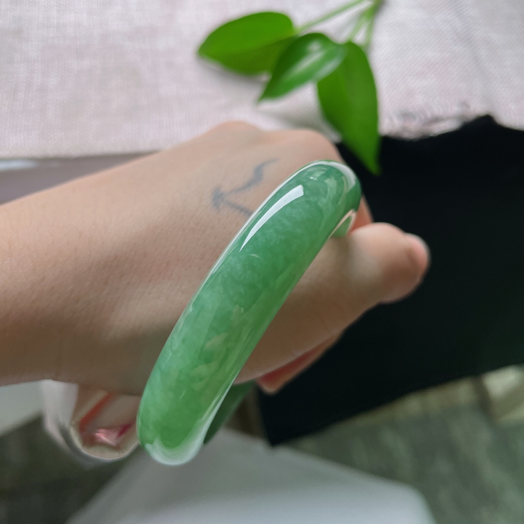 54.5/12.6/8.2，满绿正圈，一点皮纹，玉质细腻通透，绿意均匀柔和，如同凝住一汪幽深的碧潭，上手端庄大气，ss59265a