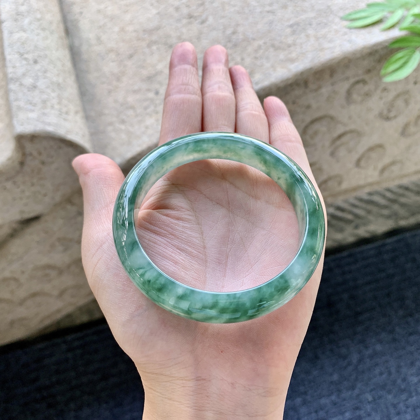 正圈56 57 圈口57.4/12.3/8.1 编码HJ093012 细糯飘花，水润，种老，细腻，无裂
