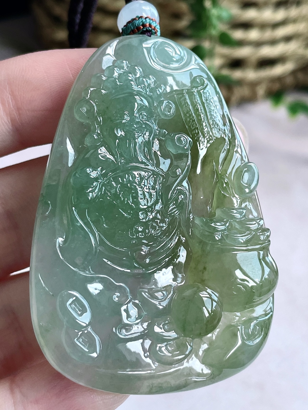 【裸石】冰晴水飘黄翡财神爷牌吊坠 【说明】缅甸 无裂 性比高 厚装 【尺寸】60.7-42-8.6 【重量】44克