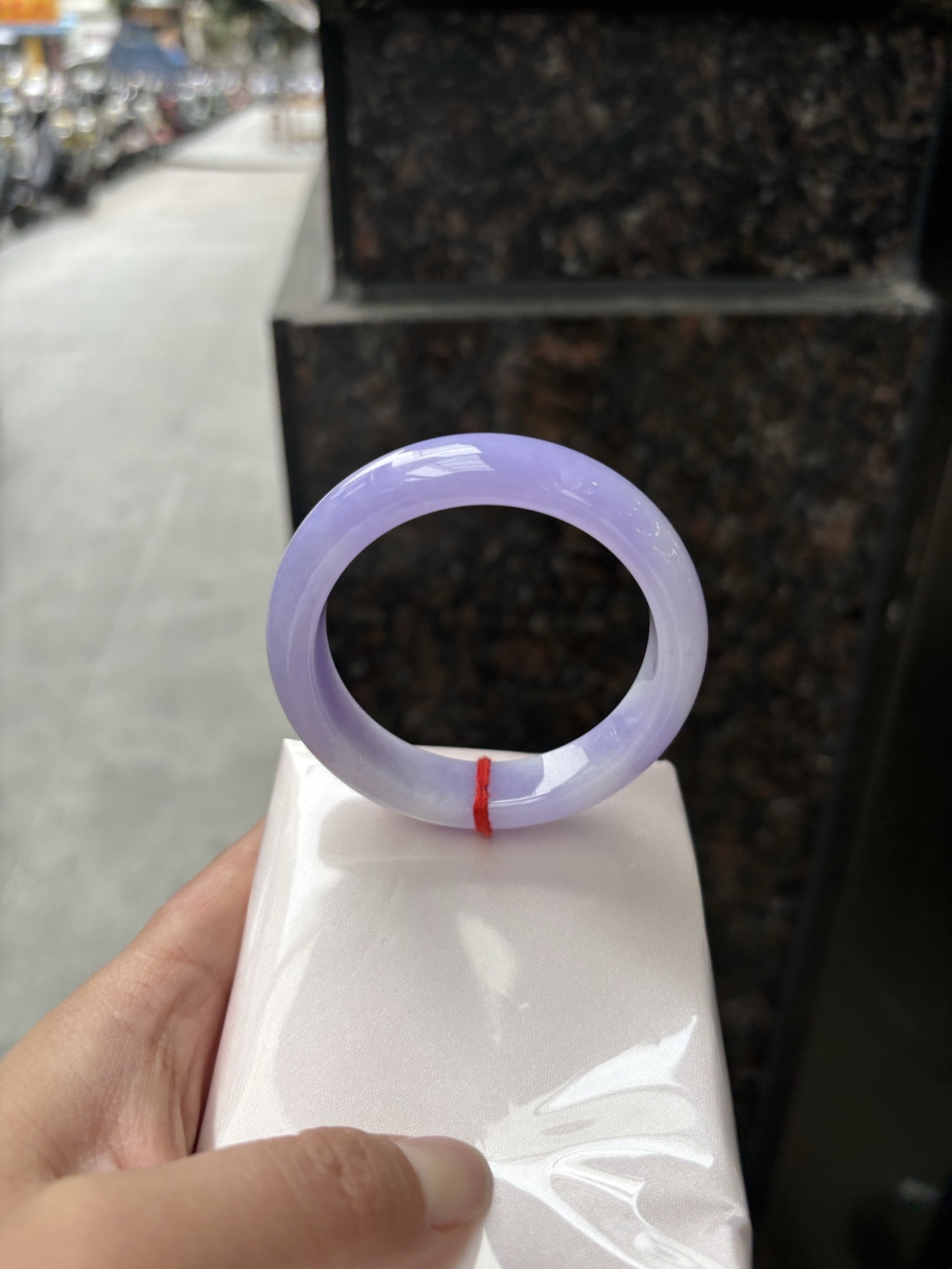 正圈 52.5-12.7-8.1 0320-N263 有纹裂，满圈吸睛抢眼，浪漫迷人，仙气飘飘，优雅高贵显气质，感满满，满满底色均匀不失色，不同光线不一样视觉感受