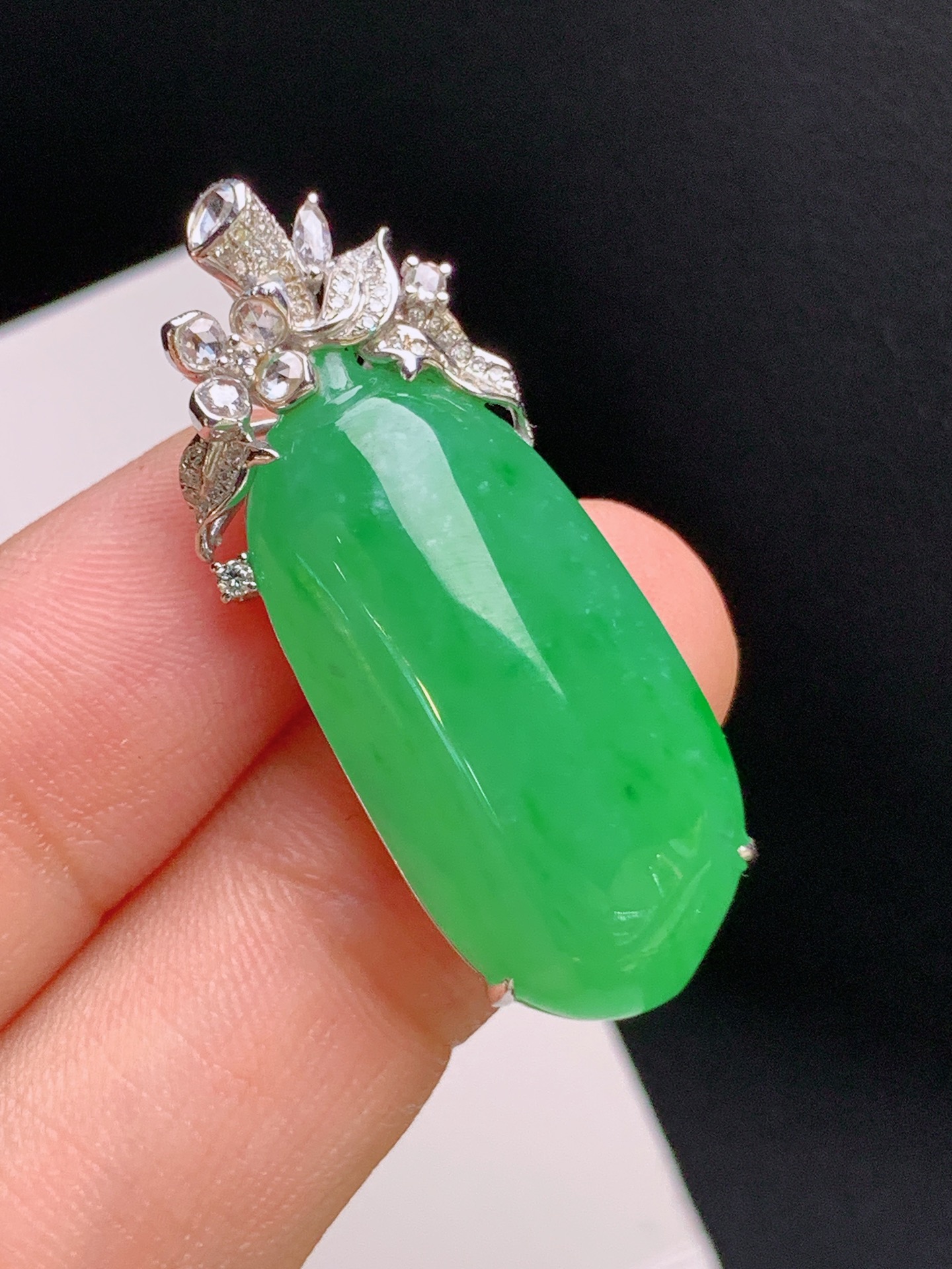 ️ 冰种阳绿福瓜吊坠，色浓艳丽，玉质莹润，饱满大气，裸石28.5-14.3-7.437.1