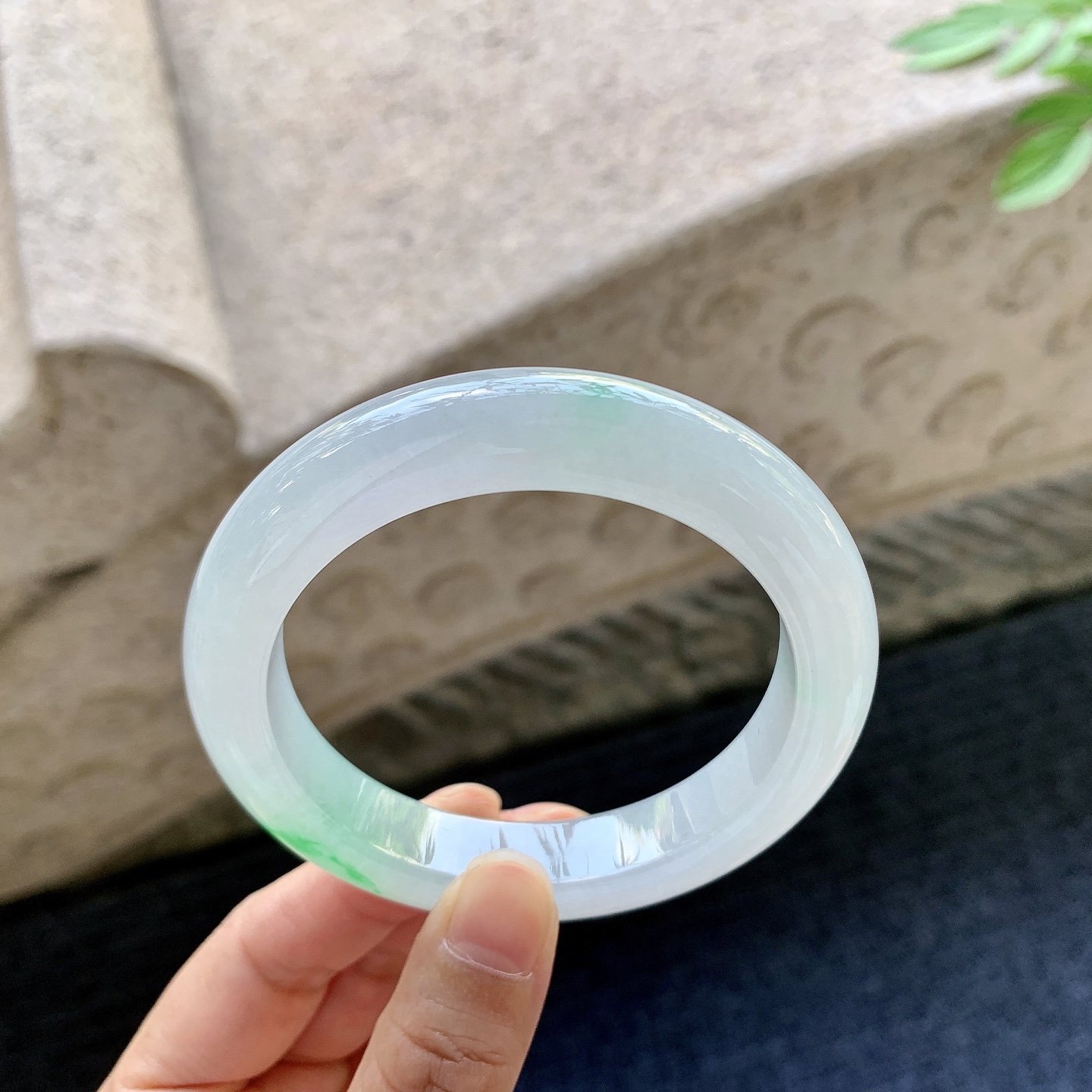 正圈55 56 圈口56.3/11.7/9.6 编码G9093024 糯冰飘绿，水润，种老，细腻，打灯有棉线