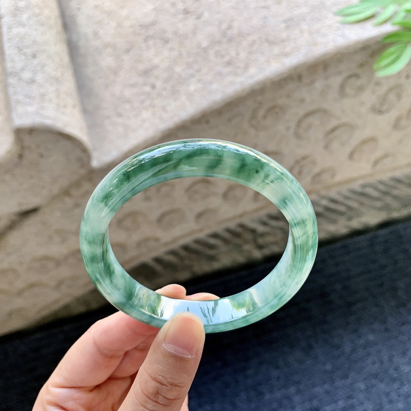 正圈56 57 圈口57.4/12.3/8.1 编码HJ093012 细糯飘花，水润，种老，细腻，无裂