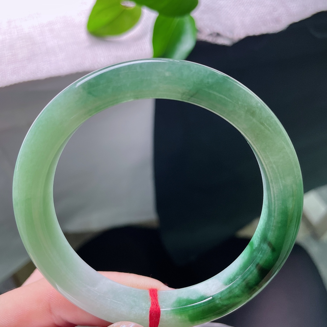 60.6/10.8/10油青正圈，无裂，半山半水平安镯，一半清浅湖绿，一半浓墨翠色，层次富有意境。s