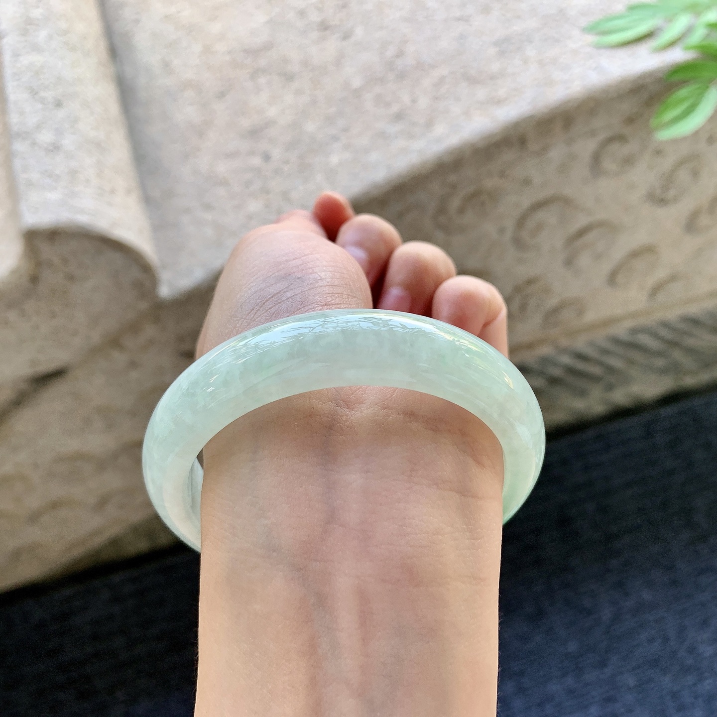 正圈58 59 圈口58/13.4/8.5 编码BA093047 糯冰飘绿，水润，种老，细腻，打灯有晶体结构