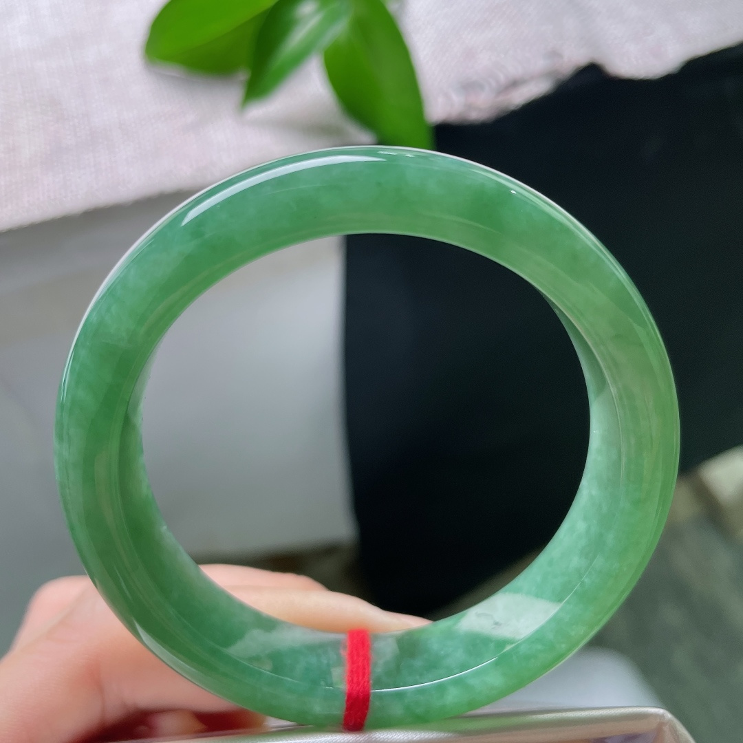 54.5/12.6/8.2，满绿正圈，一点皮纹，玉质细腻通透，绿意均匀柔和，如同凝住一汪幽深的碧潭，