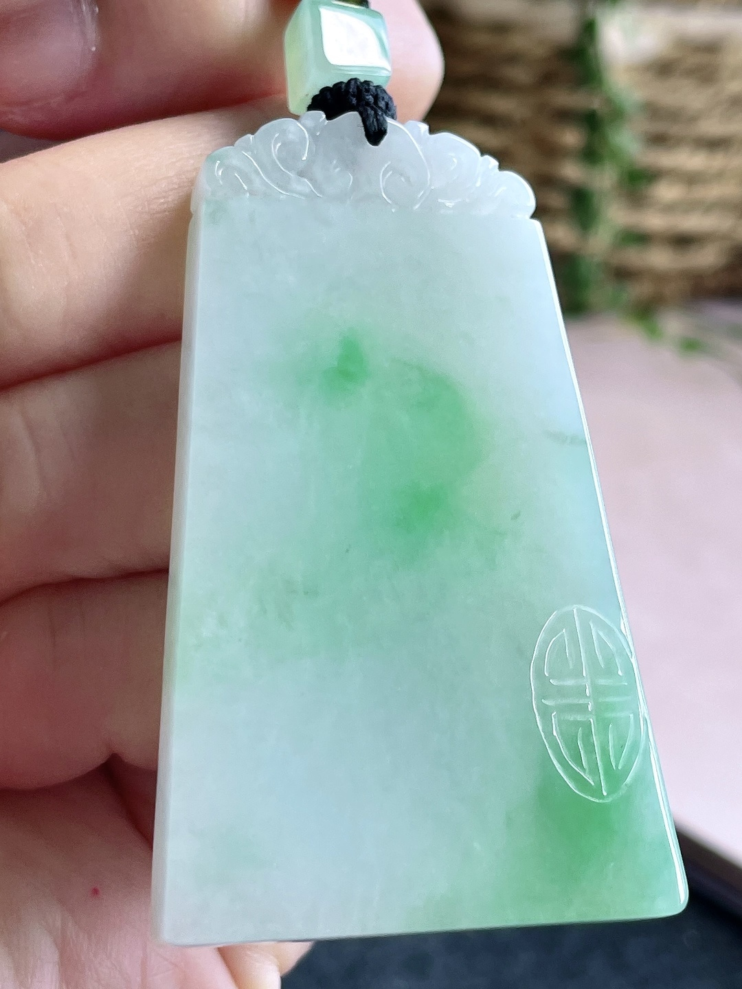 【裸石】冰飘绿花无事牌大无事牌吊坠 【说明】缅甸 无裂 性比高 飘花 厚装 【尺寸】58-35.6-6.4 【重量】38.3克
