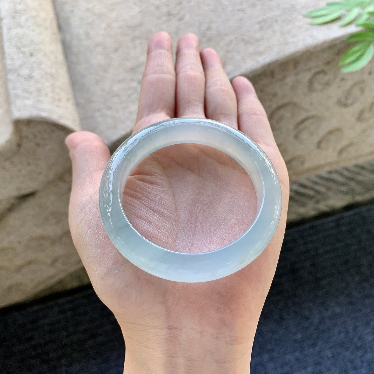 正圈51 52 圈口51.4/11.2/8.3 编码C5093032 糯冰飘花，水润，种老，打灯有棉线