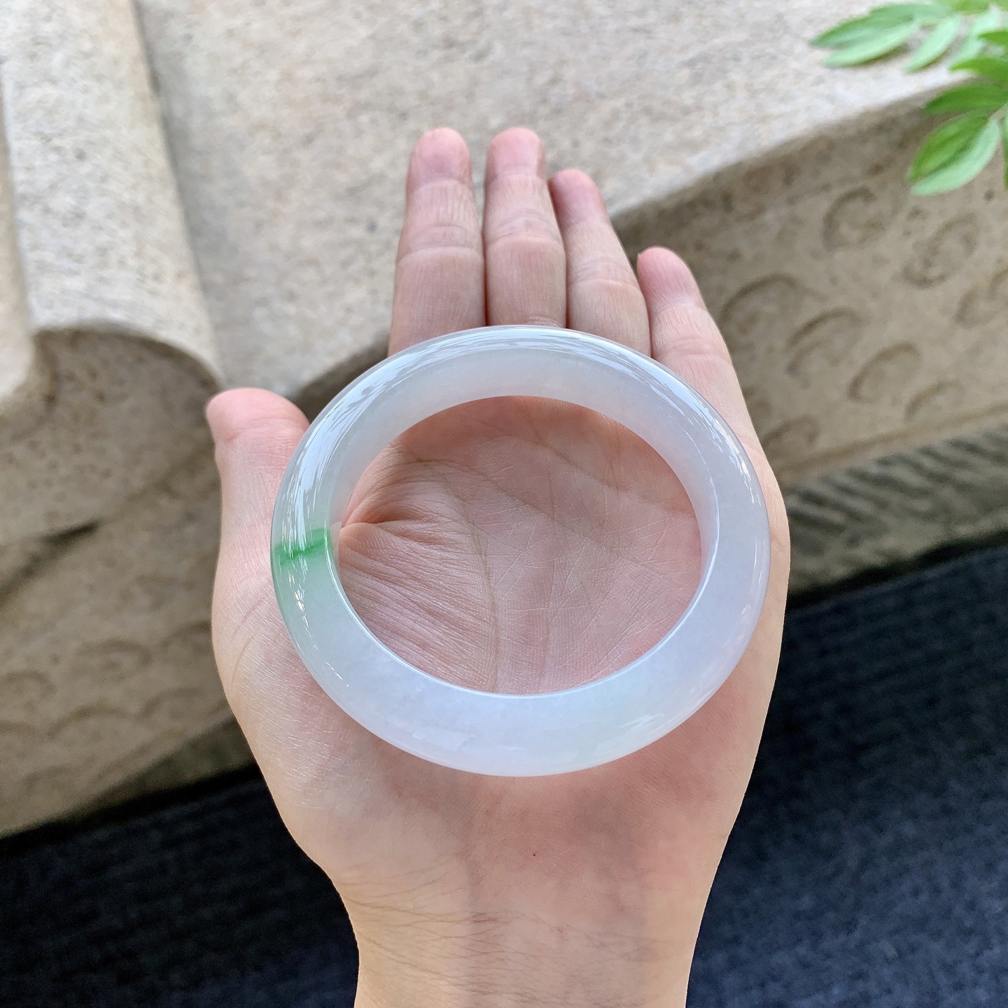 正圈53 54 圈口54.5/11.3/9.6 编码LZ093021 糯冰粉底飘绿，水润，种老，细腻，打灯有棉线