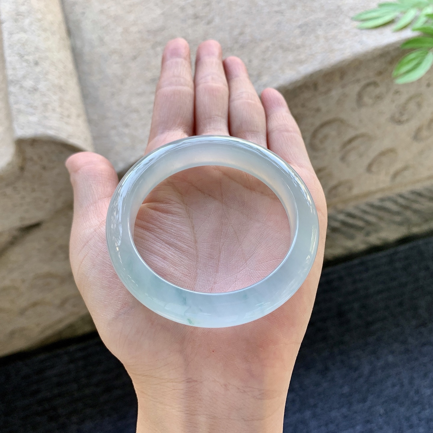 正圈51 52 圈口51.4/11.2/8.3 编码C5093032 糯冰飘花，水润，种老，打灯有棉线