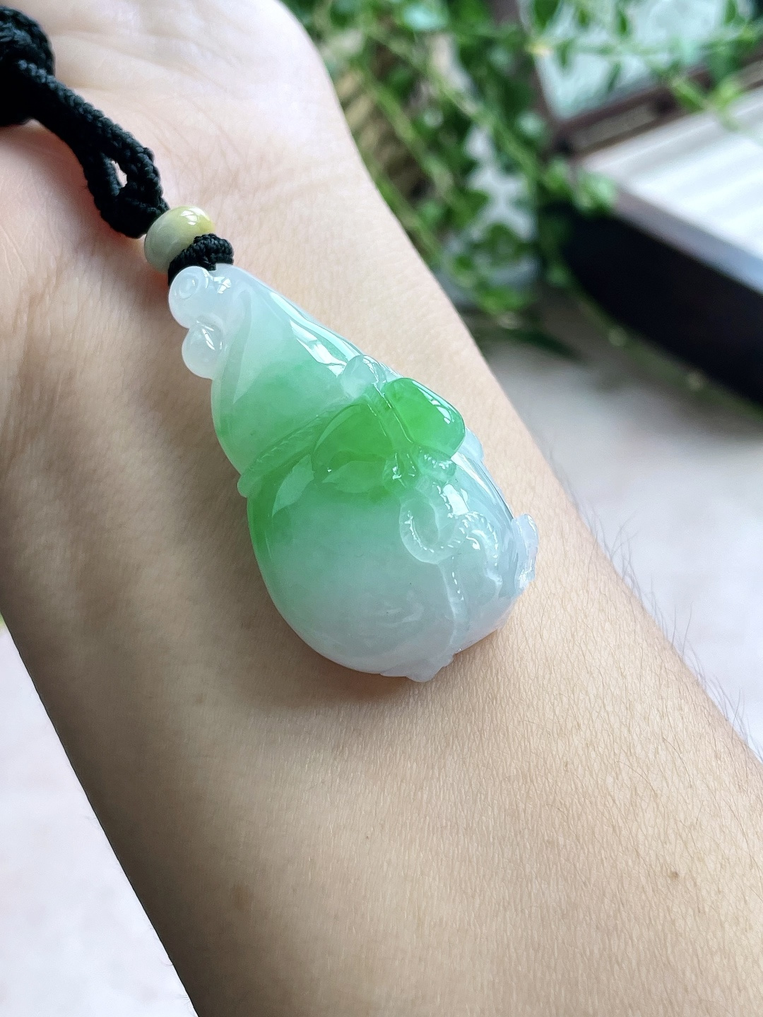 【裸石】冰飘阳绿葫芦钱袋子吊坠 【说明】缅甸 无裂 性比高 超厚 【尺寸】43.8-23-16.5