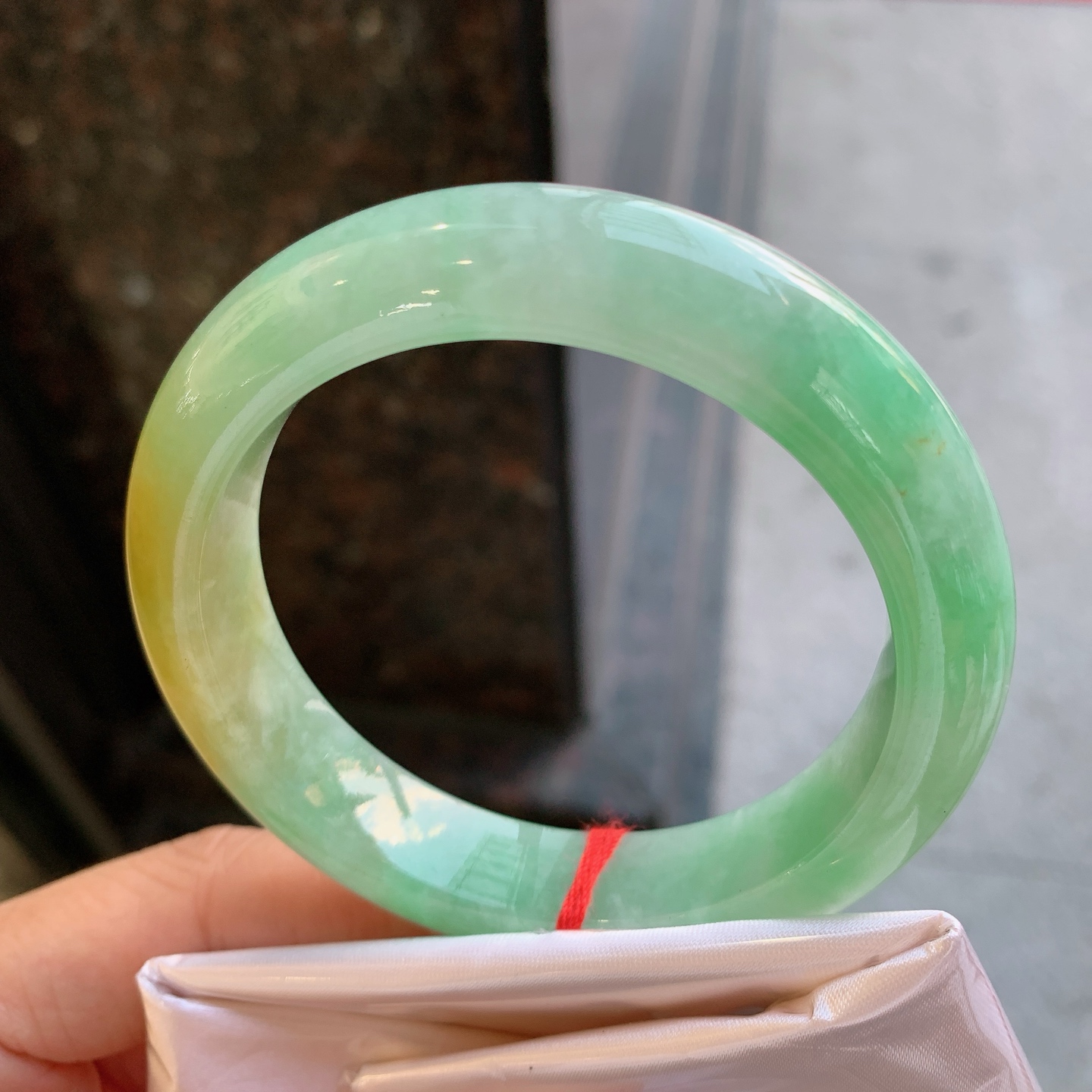 正圈双彩 表皮微瑕疵 尺寸：55.2/12.8/9.3 特色料子