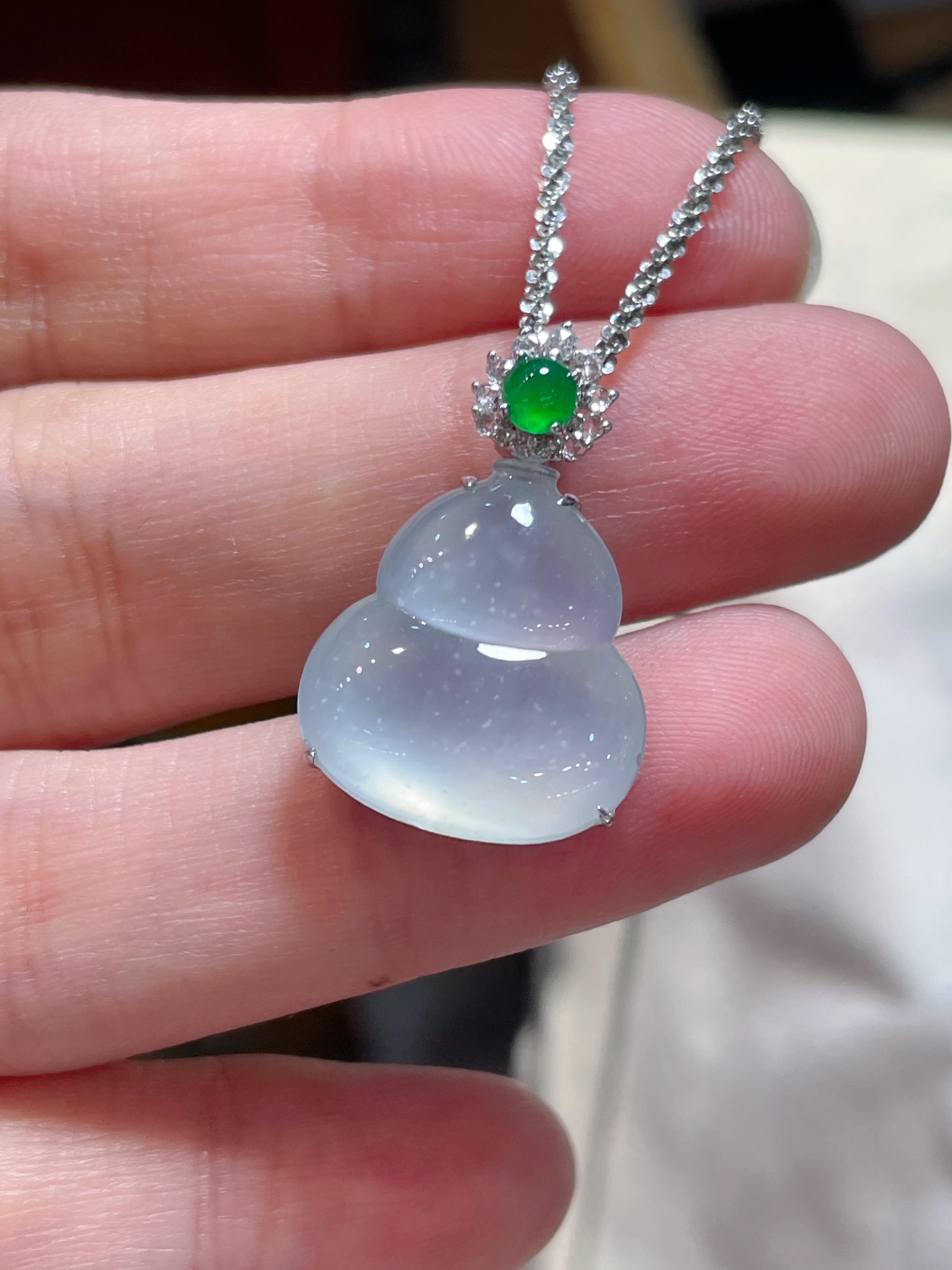 ️翡翠冰种葫芦吊坠，起荧光，种水好好，裸石很饱满，专挑好品相，18k镶嵌，17.5-15.8-3.5