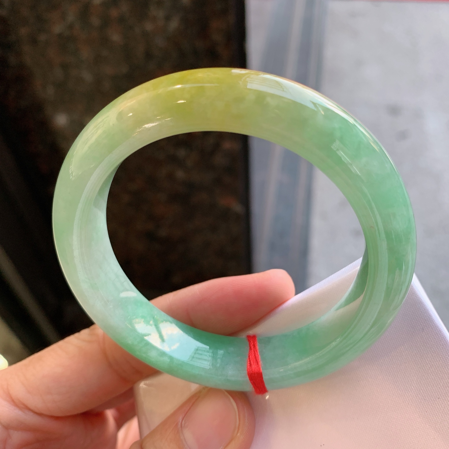 正圈双彩 表皮微瑕疵 尺寸：55.2/12.8/9.3 特色料子
