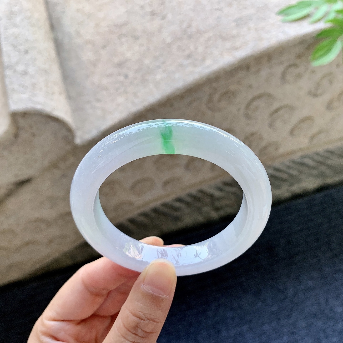 正圈53 54 圈口54.5/11.3/9.6 编码LZ093021 糯冰粉底飘绿，水润，种老，细腻，打灯有棉线