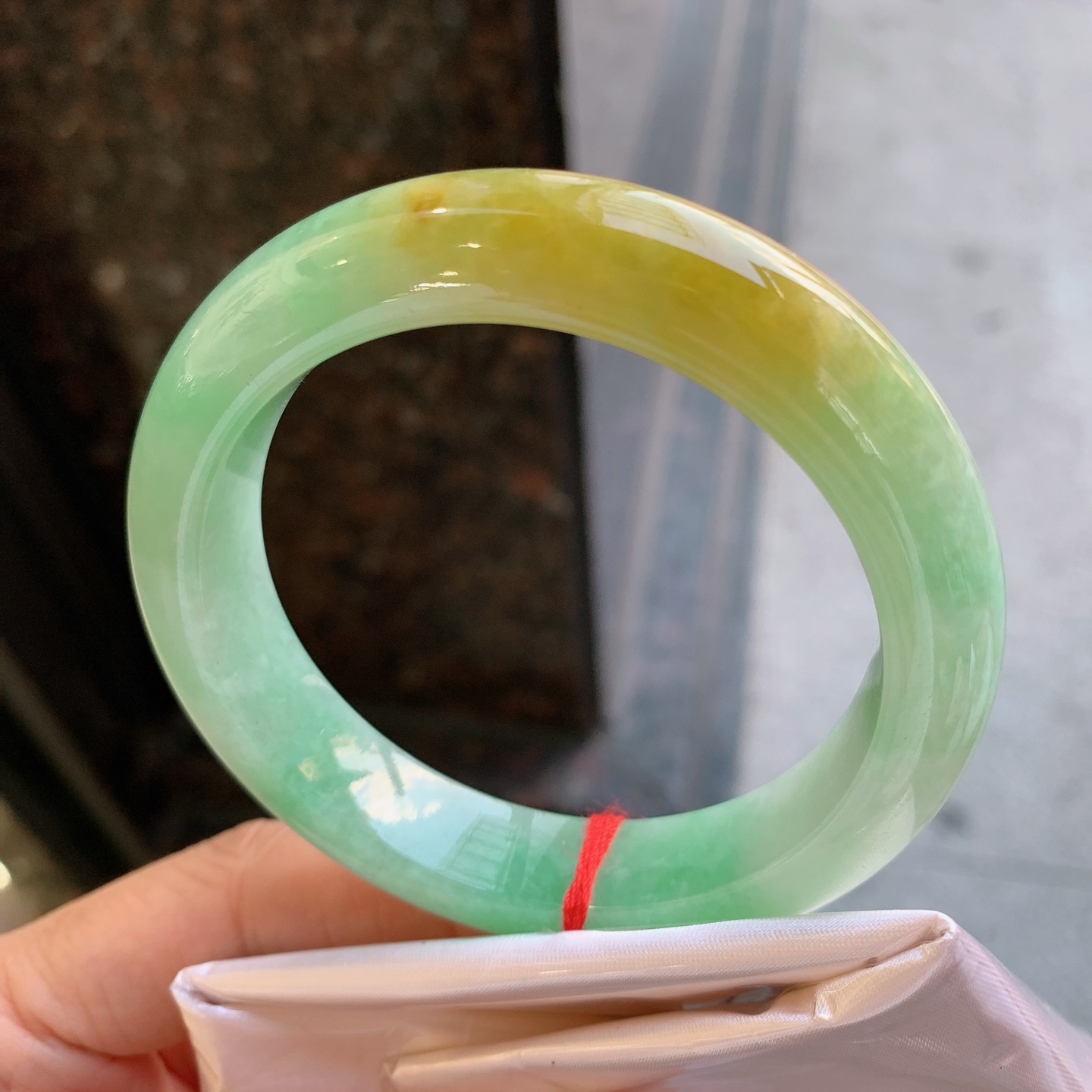 正圈双彩 表皮微瑕疵 尺寸：55.2/12.8/9.3 特色料子