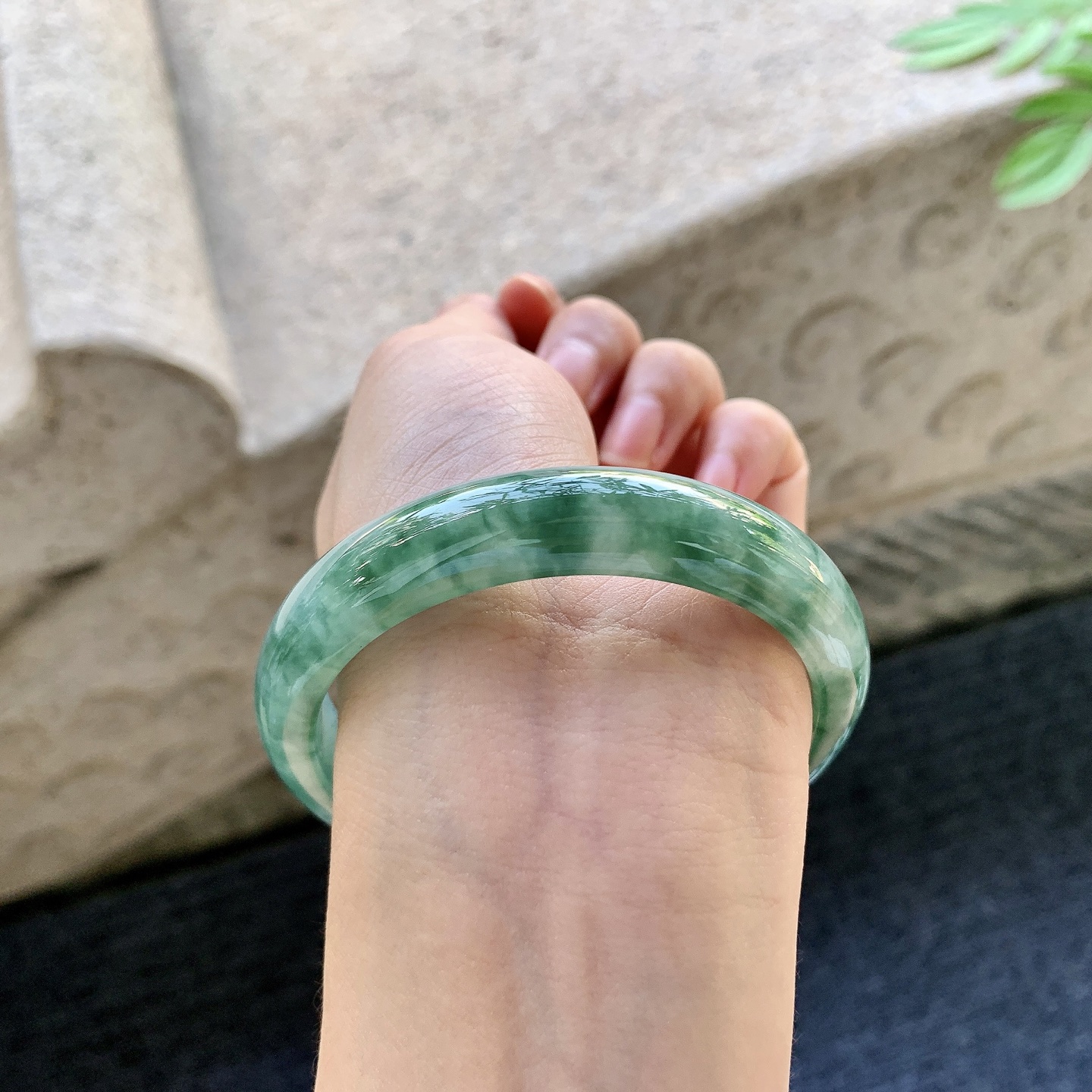 正圈56 57 圈口57.4/12.3/8.1 编码HJ093012 细糯飘花，水润，种老，细腻，无裂