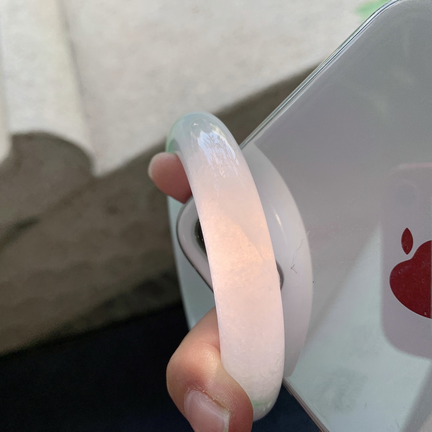 正圈55 56 圈口56.3/11.7/9.6 编码G9093024 糯冰飘绿，水润，种老，细腻，打灯有棉线