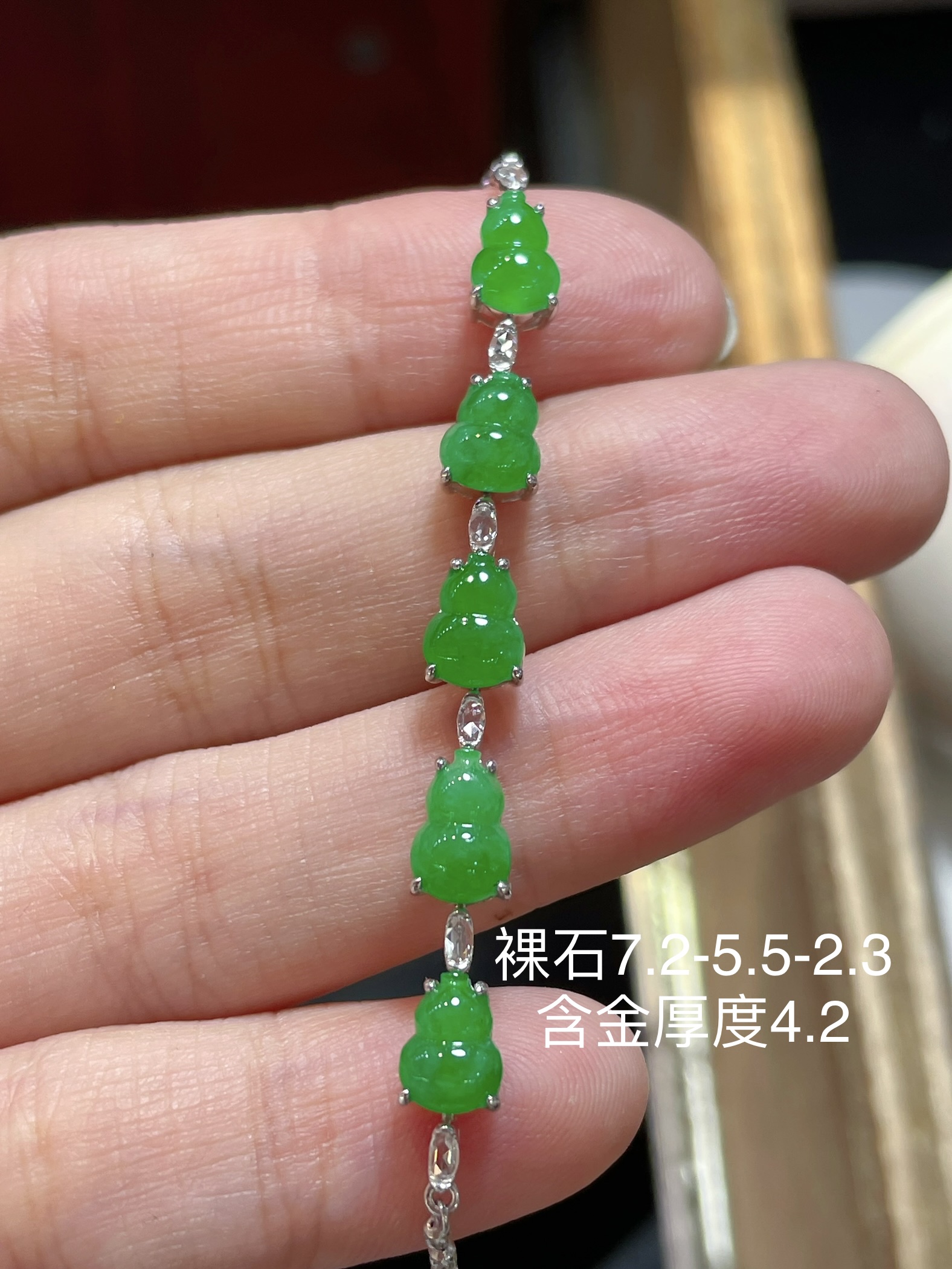 ️超值 ️ 冰种底阳绿翡翠葫芦手链，满绿 种水，高质感 水润润的看着都是软软的感觉 18k镶嵌，