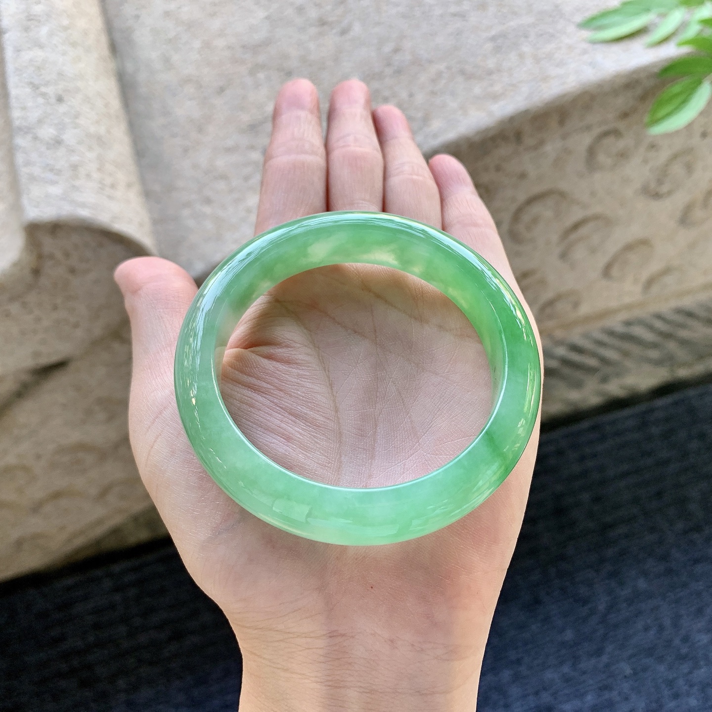 正圈54 55 圈口55.7/13.1/8.8 编码WW093016 冰糯阳绿，水润，种老，细腻，打灯有絮线