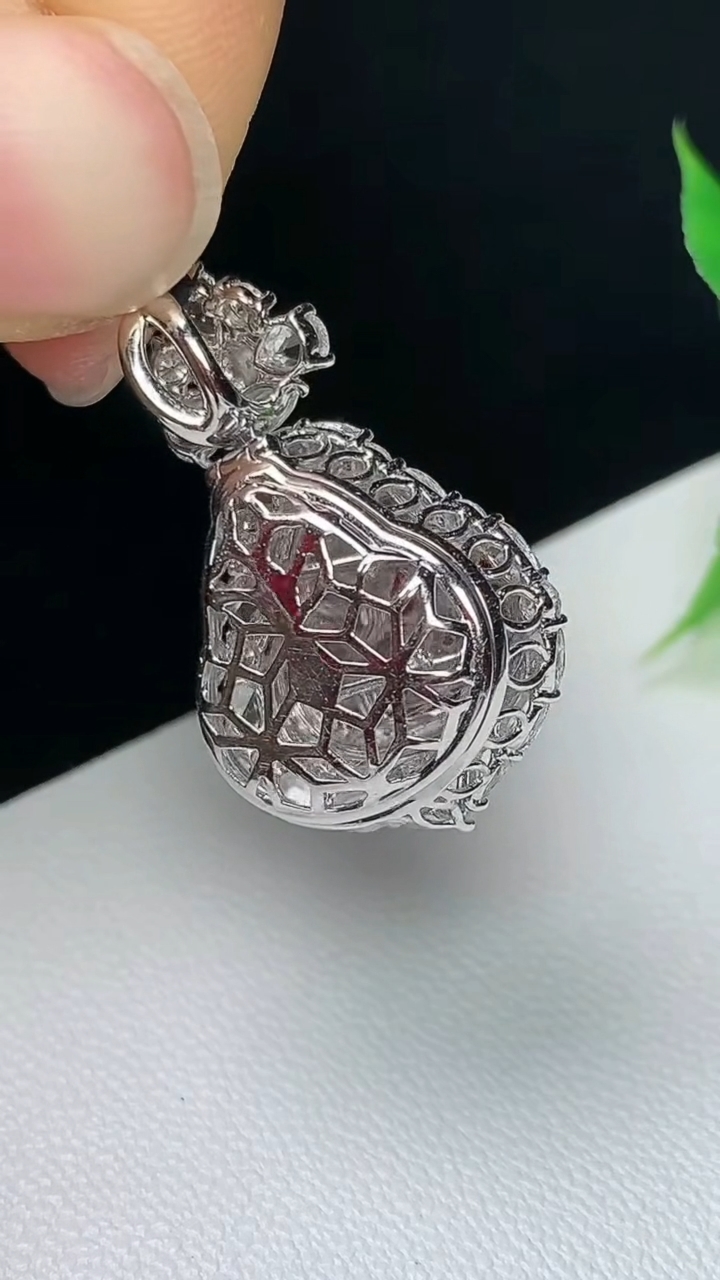 天然A货翡翠白冰葫芦吊坠，尺寸25.7-15.9-11，裸石12.5-12.7，重量:3.88g
10月8日