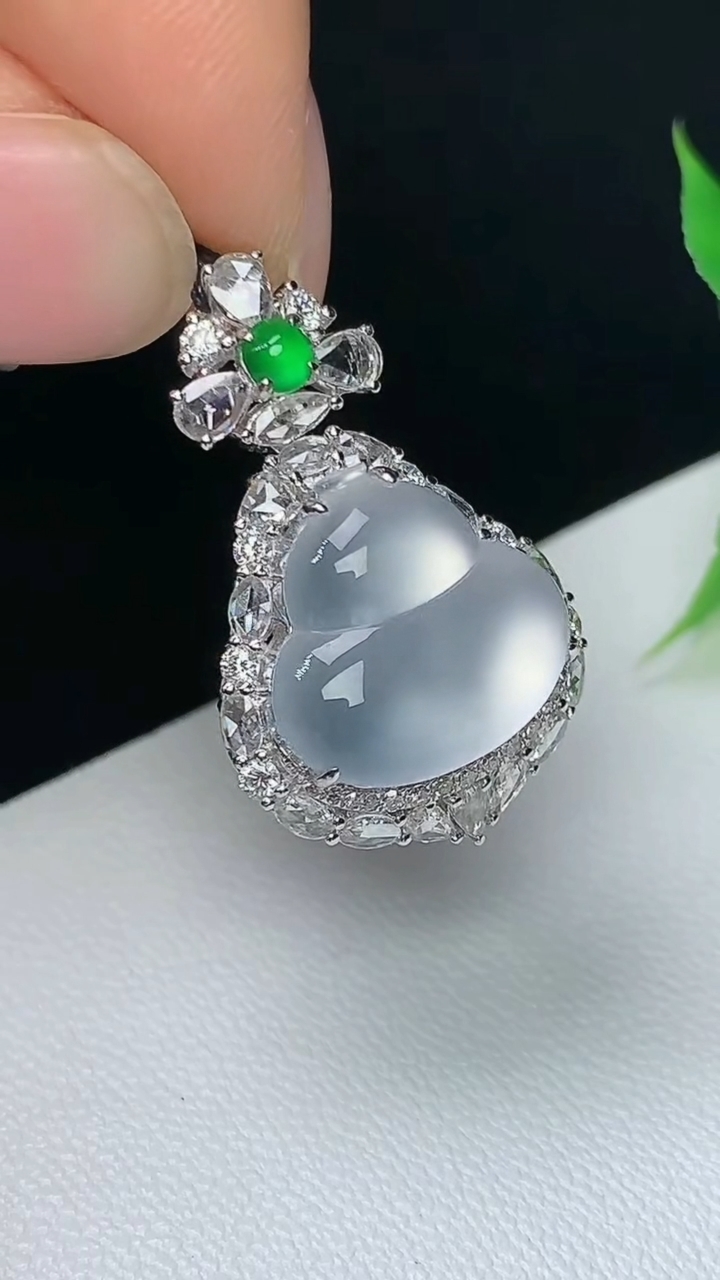 天然A货翡翠白冰葫芦吊坠，尺寸25.7-15.9-11，裸石12.5-12.7，重量:3.88g
10月8日
