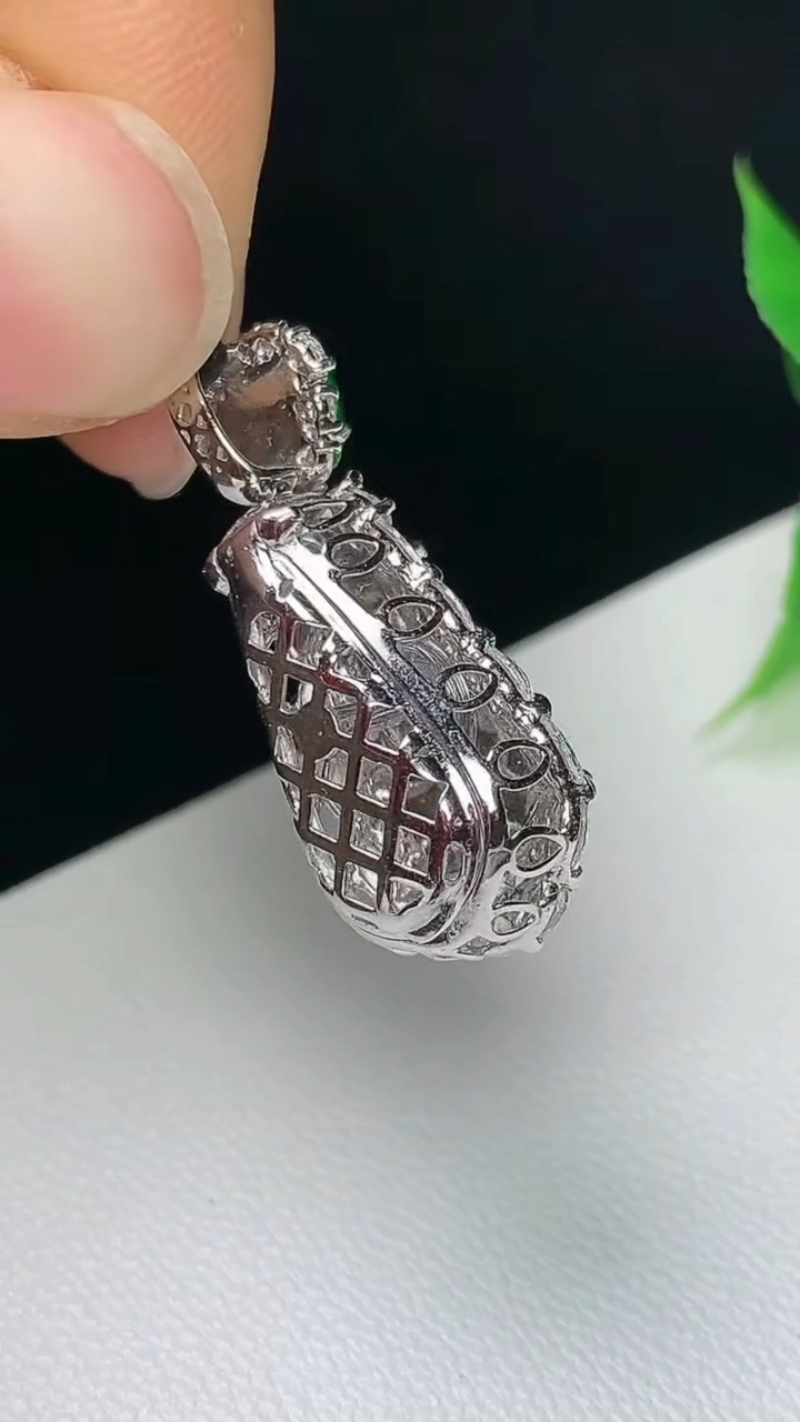 天然A货翡翠水滴吊坠，尺寸25-10.9-10.7，裸石13-6，重量:3.13g
10月8日
