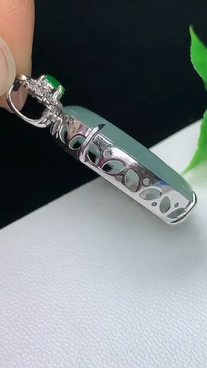 天然A货翡翠白冰平安扣吊坠，尺寸26.2-7，重量:9.82g
10月8日