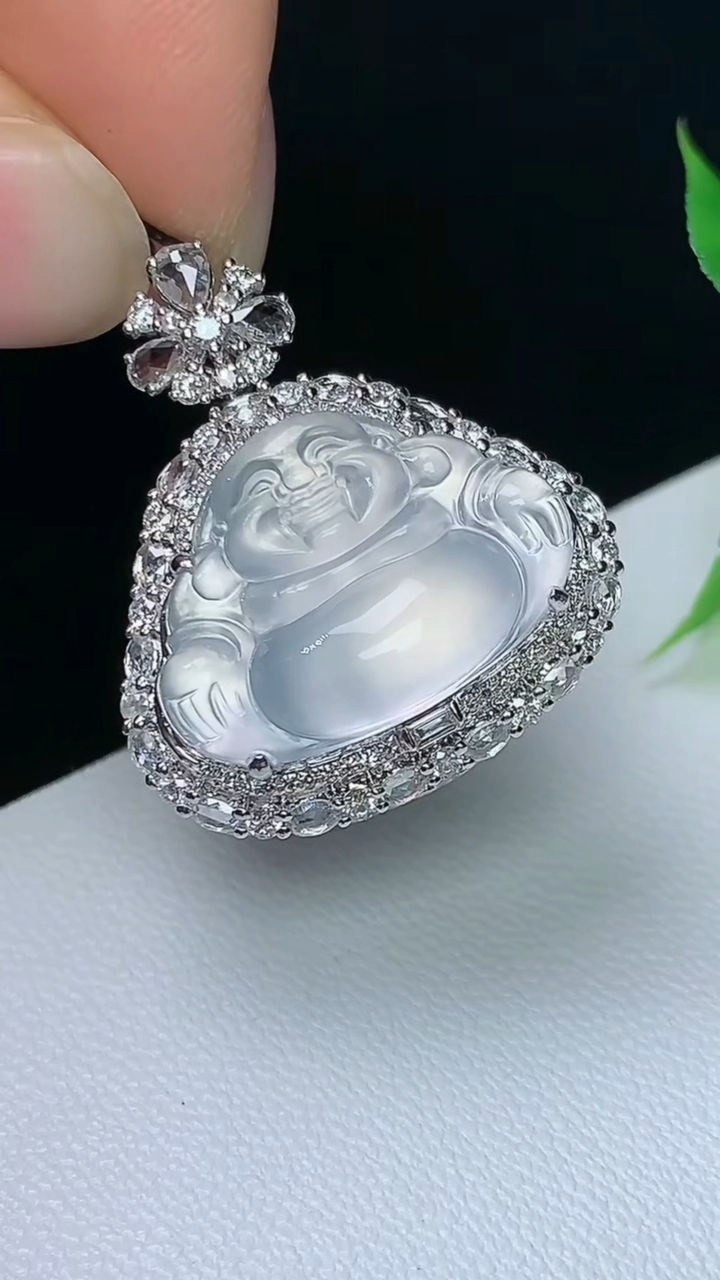 天然A货翡翠白冰佛公吊坠，尺寸25.5-22.4-11.8，裸石13-18.3，重量:5.41g
10月8日