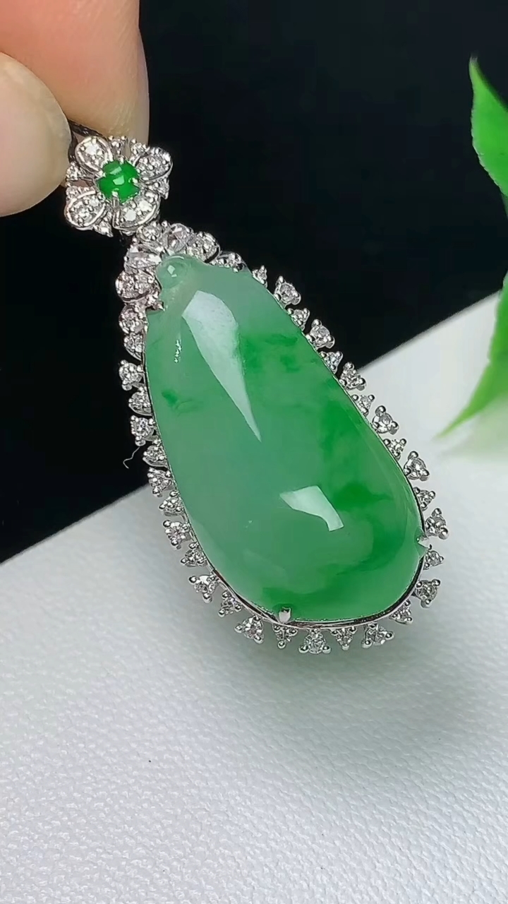 天然A货翡翠福瓜吊坠，尺寸34.5-15-11.3，裸石23.6-12，重量:4.55g
10月8日